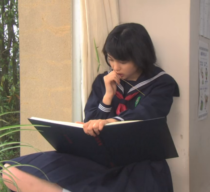 朝ドラ「ゲゲゲの女房」で、 (荒井萌が演じる)村井喜子。妖怪の本を窓際で読んでる。